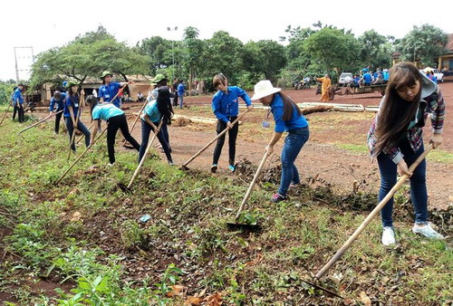 Thanh niên tình nguyện tham gia dọp dẹp vệ sinh môi trường
